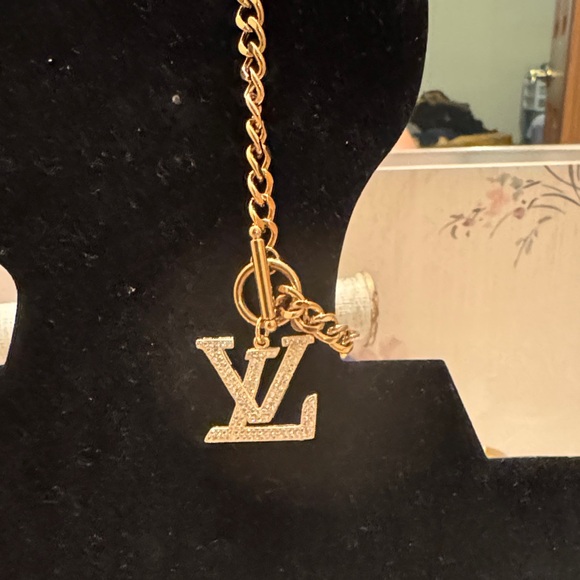 Gold Chain bracelet or ankle LV charm non brand - Picture 1 of 4